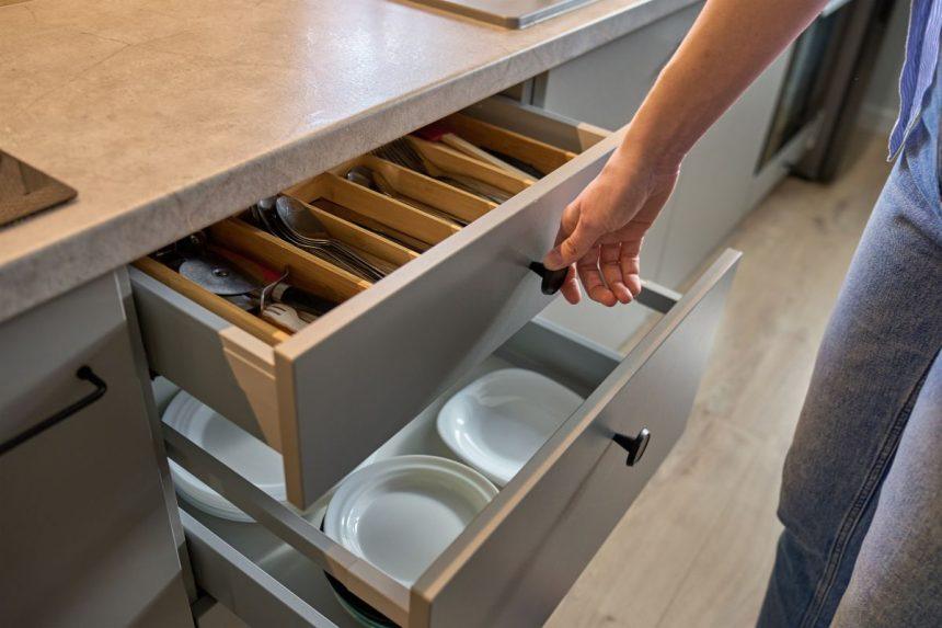 4 geriausi virtuvės spintelių valymo būdai: jums nereikia jokių kenksmingų cheminių medžiagų!