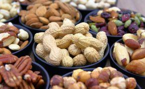 4 svarbiausios priežastys, kodėl į savo mitybos racioną turėtumėte įtraukti riešutus