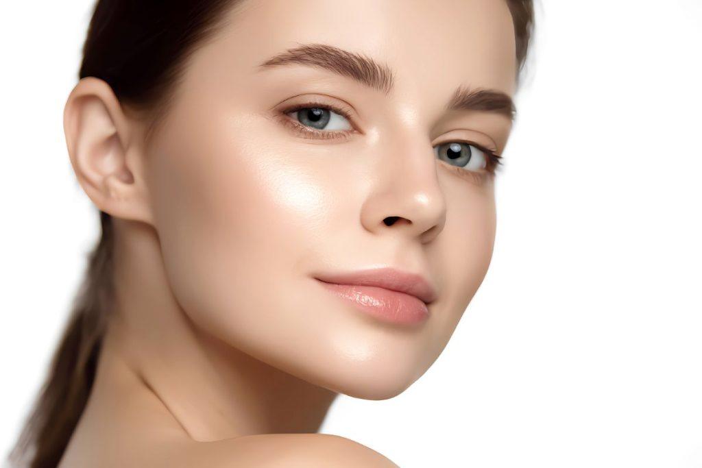 5 įdomios priežastys, kodėl bent 2 kartus per savaitę reikia naudoti ledą. Skaisti odos spalva