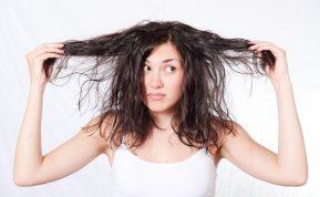 5 kasdieniai įpročiai, kurie kenkia jūsų plaukams: ką daryti, kad jie atrodytų sveikai?