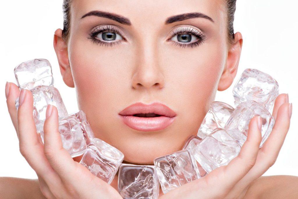 5 pratimai tobulai odai po akimis, kurių trukmė yra 1 minutė, Ledas ant paakių odos