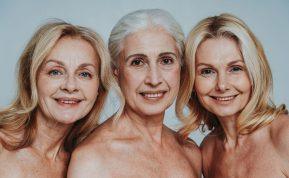 7 įpročiai, kurie tyliai gadina odą po 40 — ekspertai perspėja!