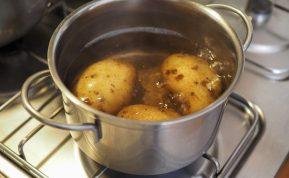 7 priežastys, kodėl virtų bulvių nuoviro neturėtumėte išpilti