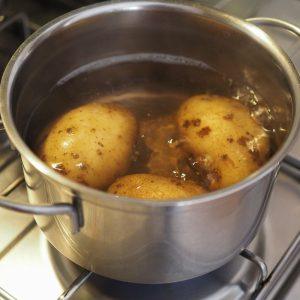 7 priežastys, kodėl virtų bulvių nuoviro neturėtumėte išpilti