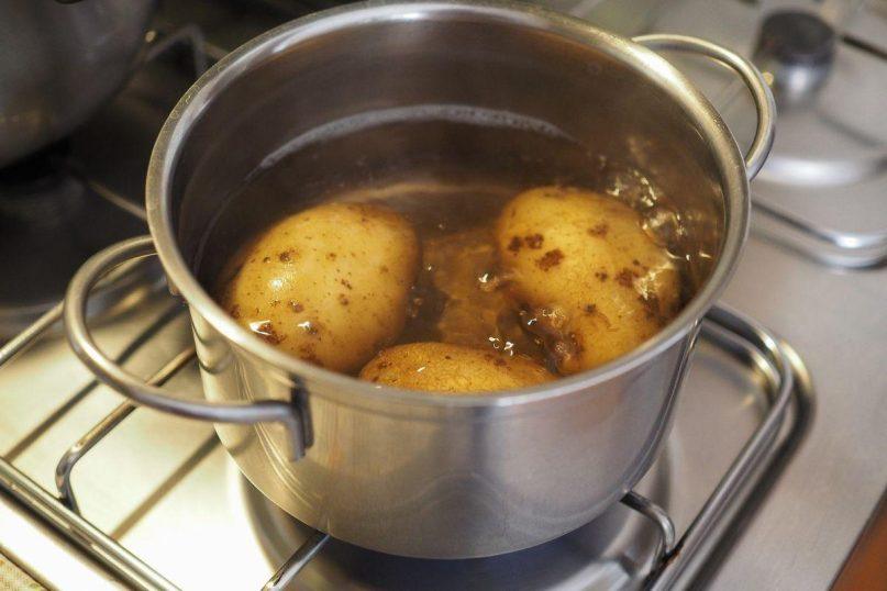 7 priežastys, kodėl virtų bulvių nuoviro neturėtumėte išpilti