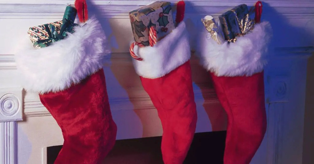Ant židinio pakabintos kalėdinės kojinės