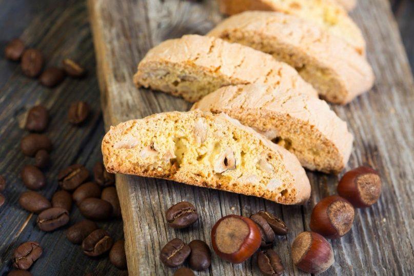 Apelsininiai lazdynų riešutų biskočiai (biscotti)