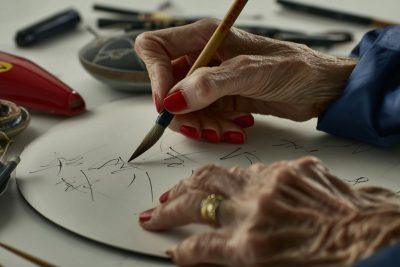 Laikinojo meno Magija: Kodėl Išnykstanti Kūryba Teikia Didžiausią Ramybę. Dishu Revoliucija: Kaip Kinijos Pensininkai Pakeitė Viešųjų Erdvių Supratimą