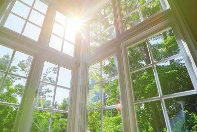 Langų rėmai balti kaip sniegas – 2 ingredientai ir net daugiamečiai nešvarumai dingsta be pėdsako - Kodėl langų rėmai darosi nešvarūs ir gelsta