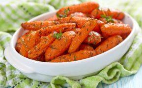 Imbieriniame aluje glazūruotos morkos