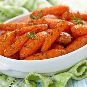 Imbieriniame aluje glazūruotos morkos