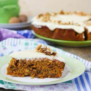 Imbierinis morkų ir graikinių riešutų tortas