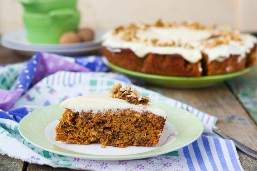 Imbierinis morkų ir graikinių riešutų tortas