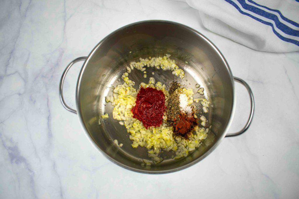 Kokosiniai jollof stiliaus ryžiai. Pasta