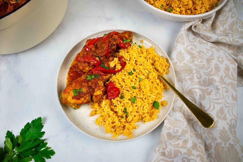 Kokosiniai jollof stiliaus ryžiai. Su troškiniu