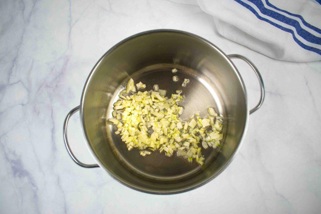 Kokosiniai jollof stiliaus ryžiai. Svogūnai