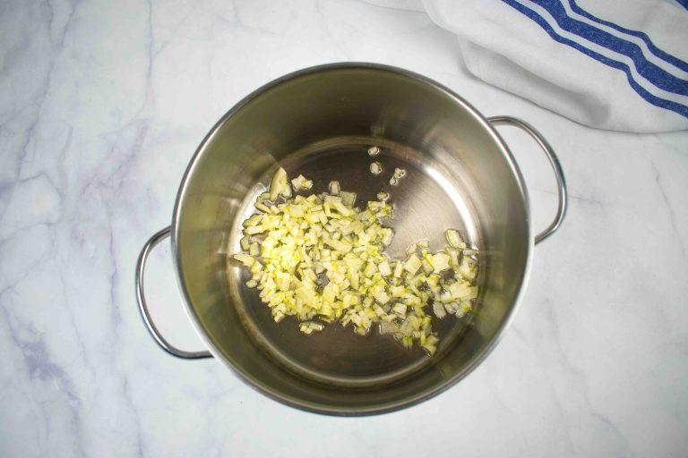 Kokosiniai jollof stiliaus ryžiai. Svogūnai