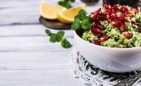 Kuskuso salotos su granatų sėklomis