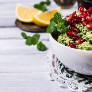 Kuskuso salotos su granatų sėklomis