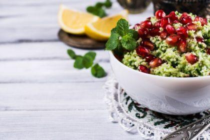 Kuskuso salotos su granatų sėklomis