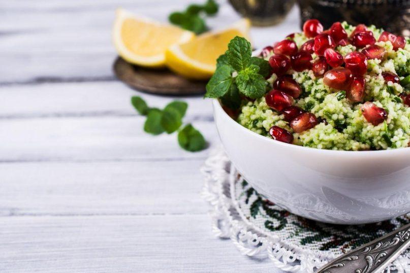 Kuskuso salotos su granatų sėklomis