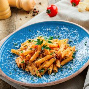 Makaronai su vištiena ir konservuotais pomidorais