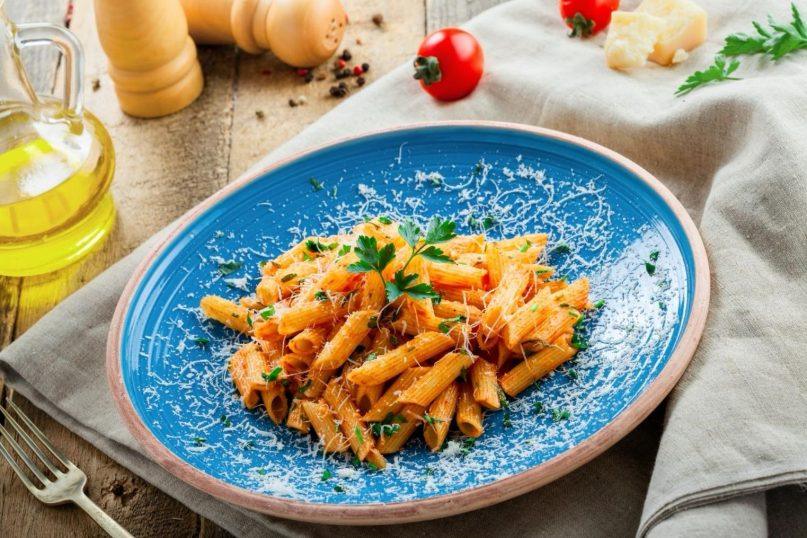 Makaronai su vištiena ir konservuotais pomidorais