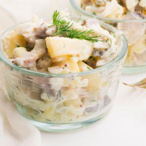 Silkės ir bulvių salotos su garstyčiomis