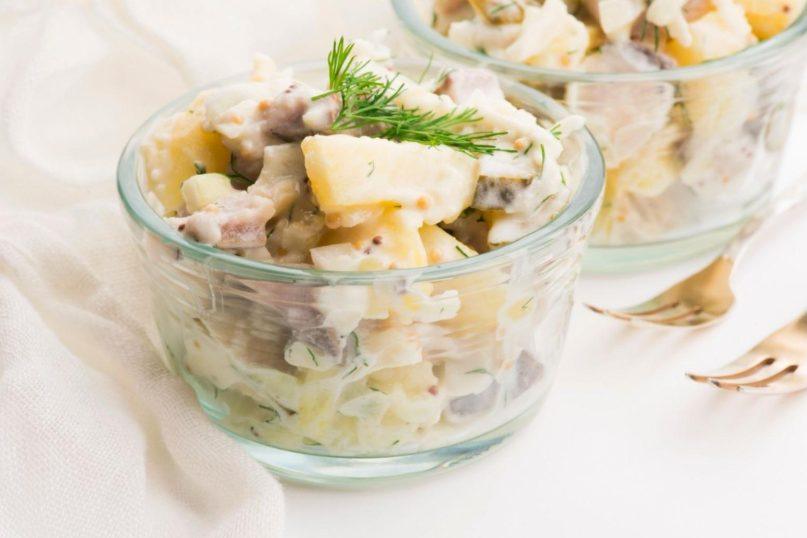 Silkės ir bulvių salotos su garstyčiomis