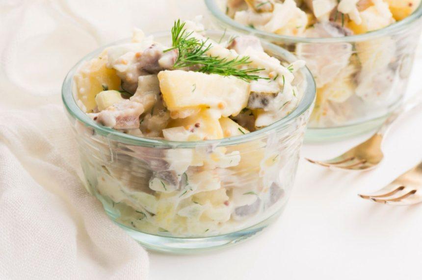 Silkės ir bulvių salotos su garstyčiomis