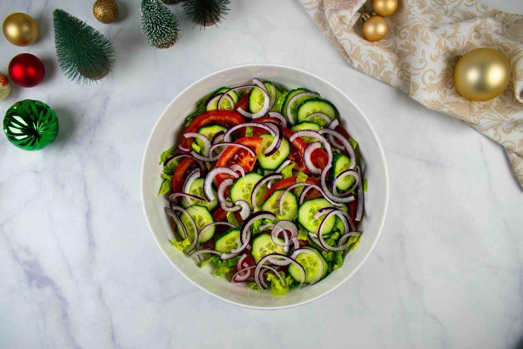 Šventiškos tuno ir daržovių salotos. Svogūnai