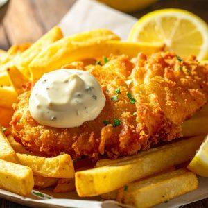 Traški žuvis su bulvytėmis ir tartaro padažu