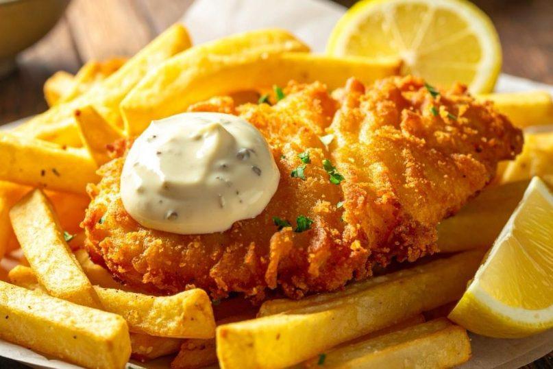 Traški žuvis su bulvytėmis ir tartaro padažu