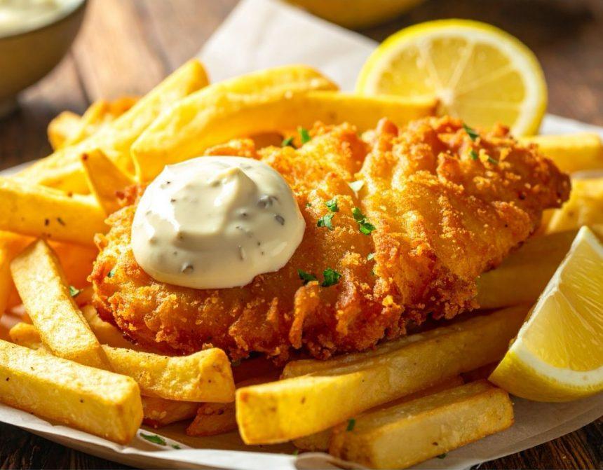 Traški žuvis su bulvytėmis ir tartaro padažu