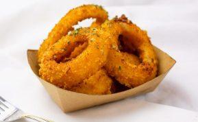 Traškūs svogūnų žiedai kepti orkaitėje