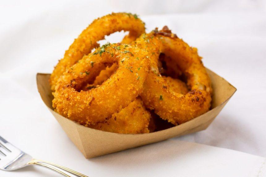 Traškūs svogūnų žiedai kepti orkaitėje