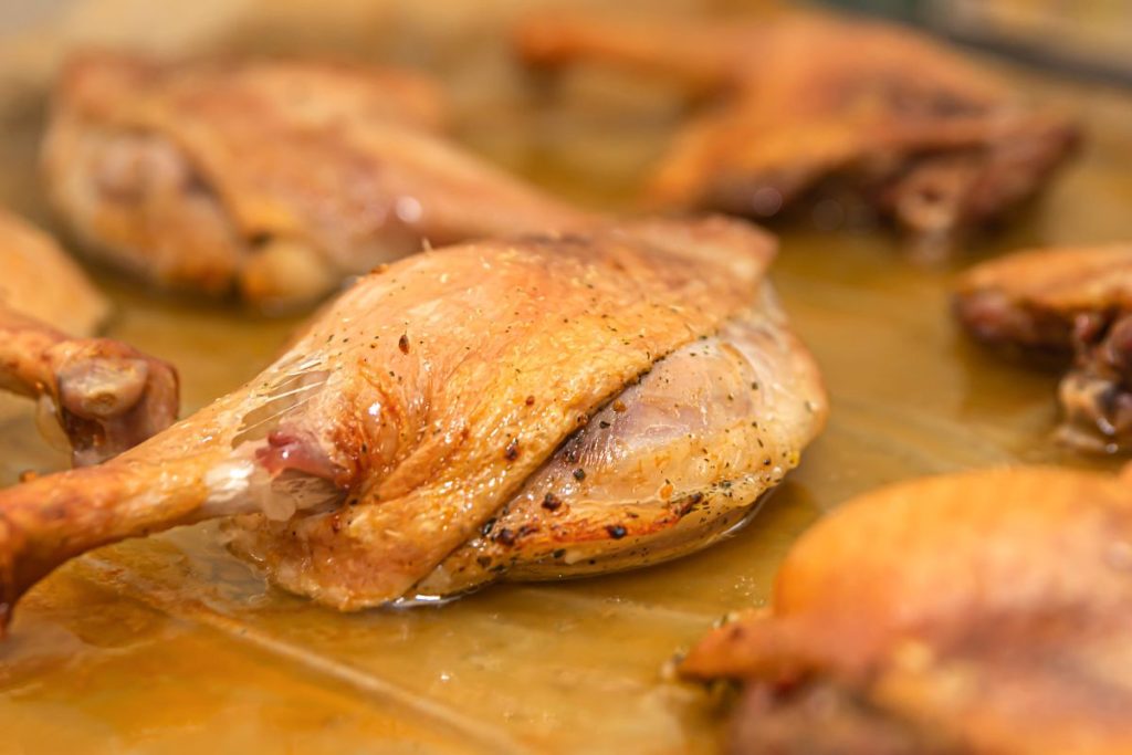 Antra Kalėdų diena be likučių streso: du patiekalai, dėl kurių šeima pamirš vakarykštį stalą. Orkaitėje keptos antienos šlaunelės