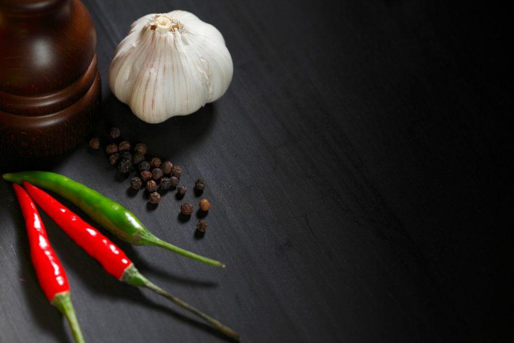 Ar aštrus maistas sukelia opas?