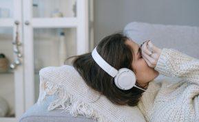 Ar miegate su ausinėmis? Štai kodėl tai gali būti pavojinga jūsų sveikatai