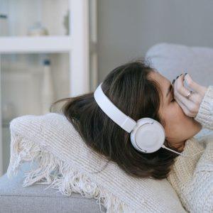 Ar miegate su ausinėmis? Štai kodėl tai gali būti pavojinga jūsų sveikatai