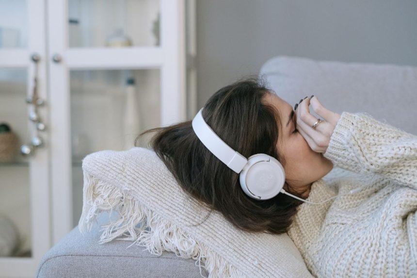 Ar miegate su ausinėmis? Štai kodėl tai gali būti pavojinga jūsų sveikatai