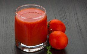 Ar pomidorų sultys gali pakenkti jūsų sveikatai? Sužinokite, kada jos naudingos, o kada geriau jų vengti!