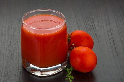 Ar pomidorų sultys gali pakenkti jūsų sveikatai? Sužinokite, kada jos naudingos, o kada geriau jų vengti!