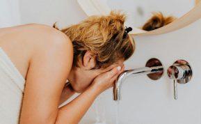 Ar taip prausiate veidą kasdien? Šis įprotis skatina greitesnį raukšlių atsiradimą