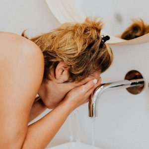 Ar taip prausiate veidą kasdien? Šis įprotis skatina greitesnį raukšlių atsiradimą