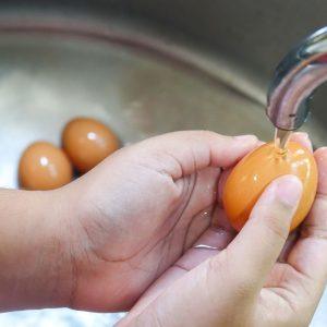 Ar tikrai saugu plauti kiaušinius prieš juos verdant? Štai kodėl tai gali būti pavojinga