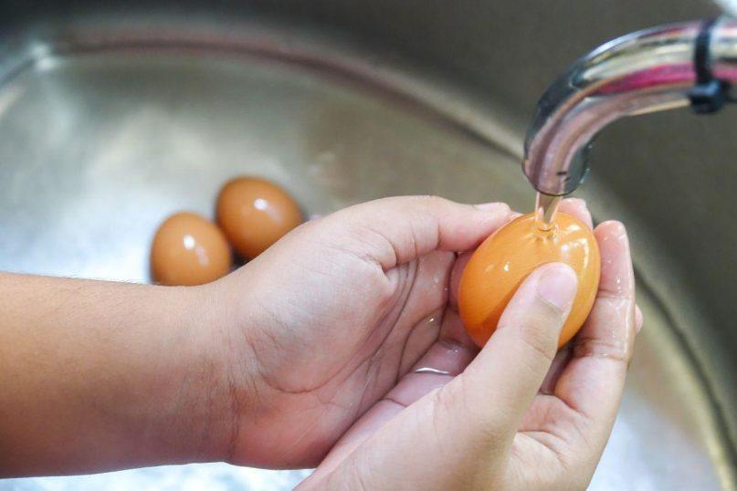 Ar tikrai saugu plauti kiaušinius prieš juos verdant? Štai kodėl tai gali būti pavojinga