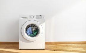 Ar tikrai verta į skalbyklę pilti actą? Ekspertai atskleidžia, ką daryti norint išlaikyti drabužius minkštus