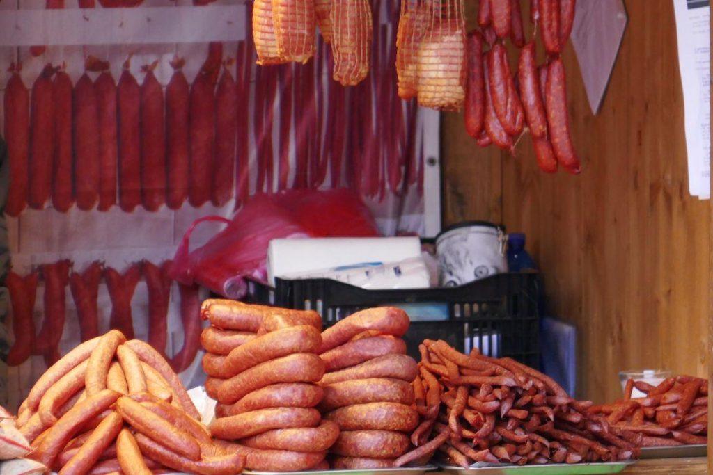 Ar visada manėte, kad tai yra mėsos gabaliukai? Tai sužinoję, daugiau tokios dešros nebepirksite. Kaip vizualiai įvertinti dešros kokybę