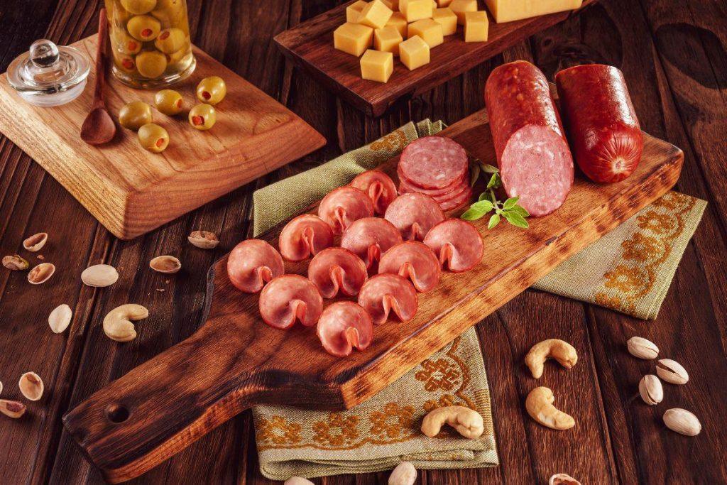 Ar visada manėte, kad tai yra mėsos gabaliukai? Tai sužinoję, daugiau tokios dešros nebepirksite. Kodėl svarbu žinoti, kas dešroje